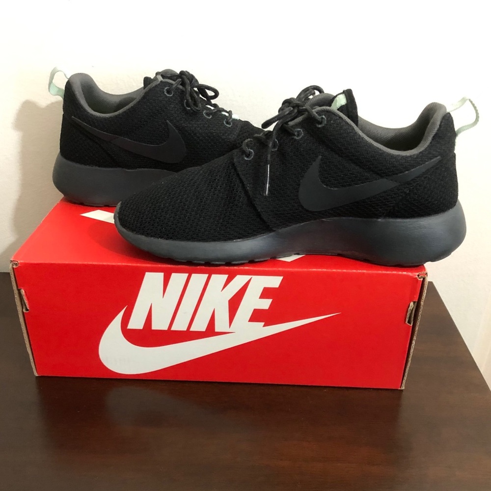 Women’s Nike RosheRun - Black/Mint Green Size 6.5